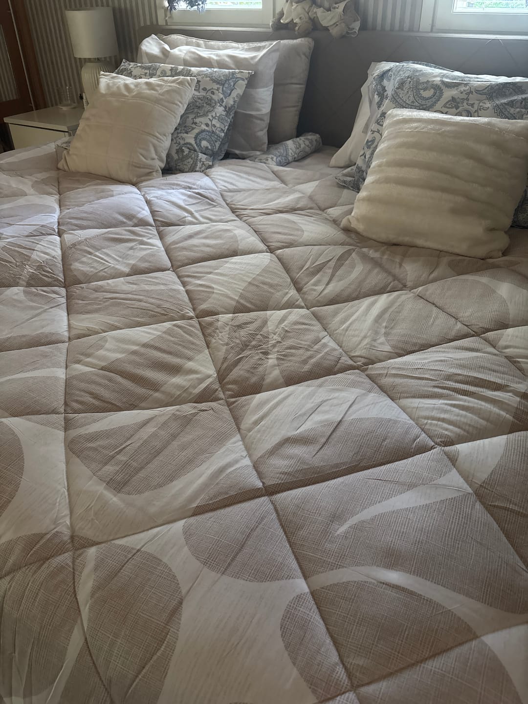 Customer photo review of Lazy peitto Kello Taupe/hiekka Tyynyliinoilla