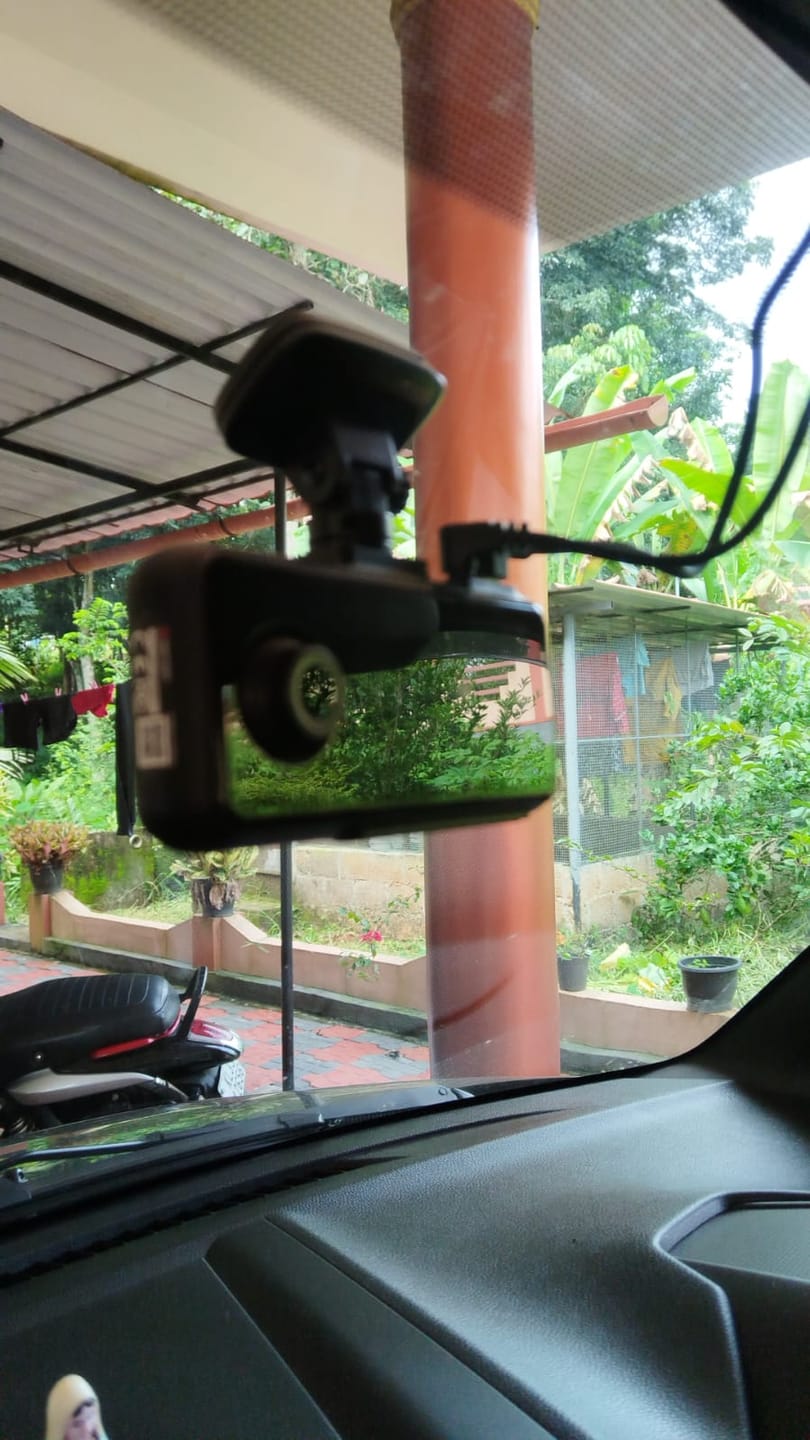 Customer photo review of Redtiger A6 2.5k+1080P+1080P 3-Channel 5.8GHz Wifi Dash Cam A6