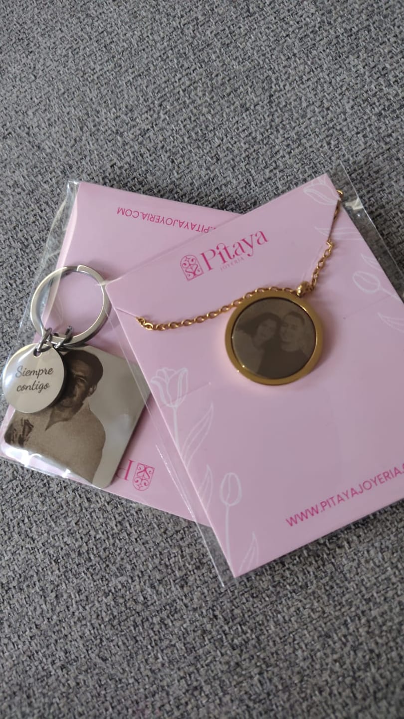 Customer photo review of Llavero Personalizado Cuadrado