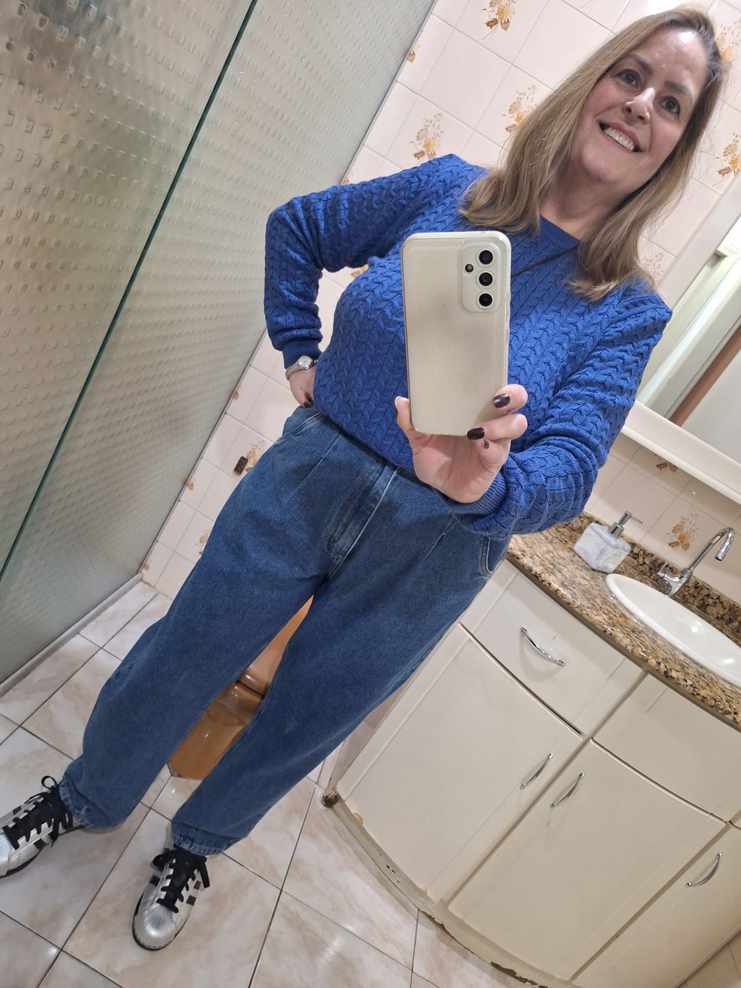 Customer photo review of Calça Jeans Slouchy Cacau Azul Médio