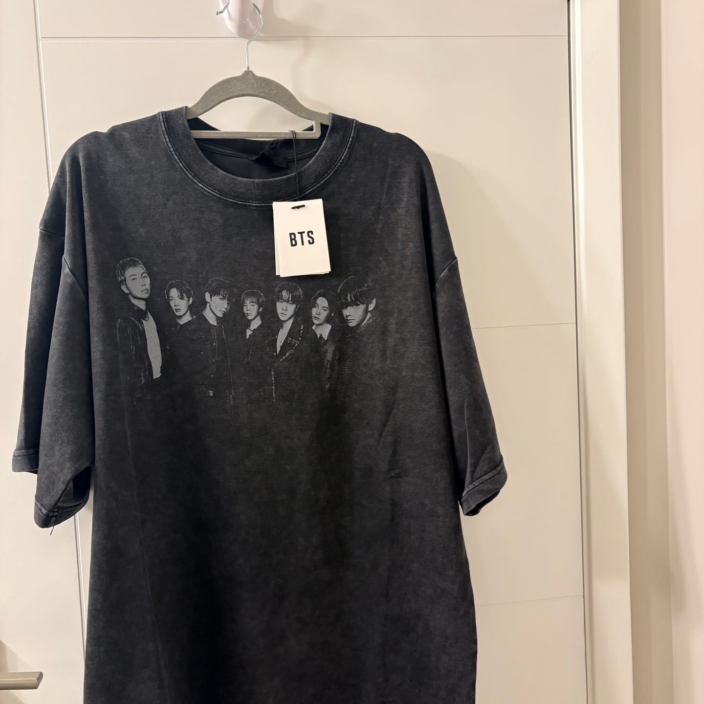 Customer photo review of [2ND PRE-ORDER] BTS - ARIRANG WORLD TOUR OFFICIAL MD S/S PHOTO T-SHIRT (BLACK)