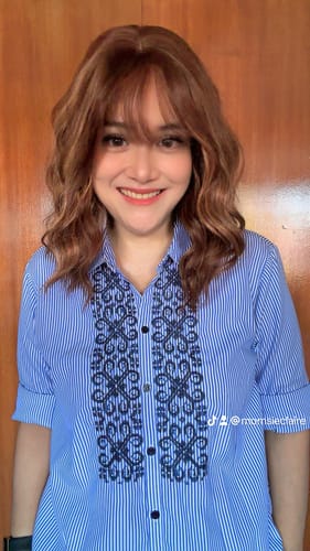 Customer photo review of JBEXTENSION 14 Inches Scalpiana Wave Toasted Sienna 3.5X4 Hard Silky Top Natural Scalp Effect Wig with Bangs OSSIE SHORT - TOASTED SIENNA