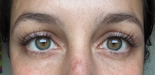 Nahaufnahme der Augen einer Kundin mit den natürlich aussehenden DIY Wimpernsegmenten.