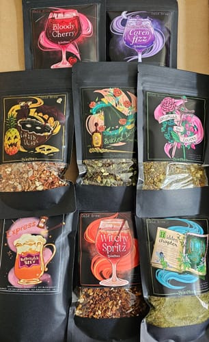 Kundenfoto zeigt alle acht fantasievoll gestalteten Sorten aus dem Cold Brew Tee Bundle.