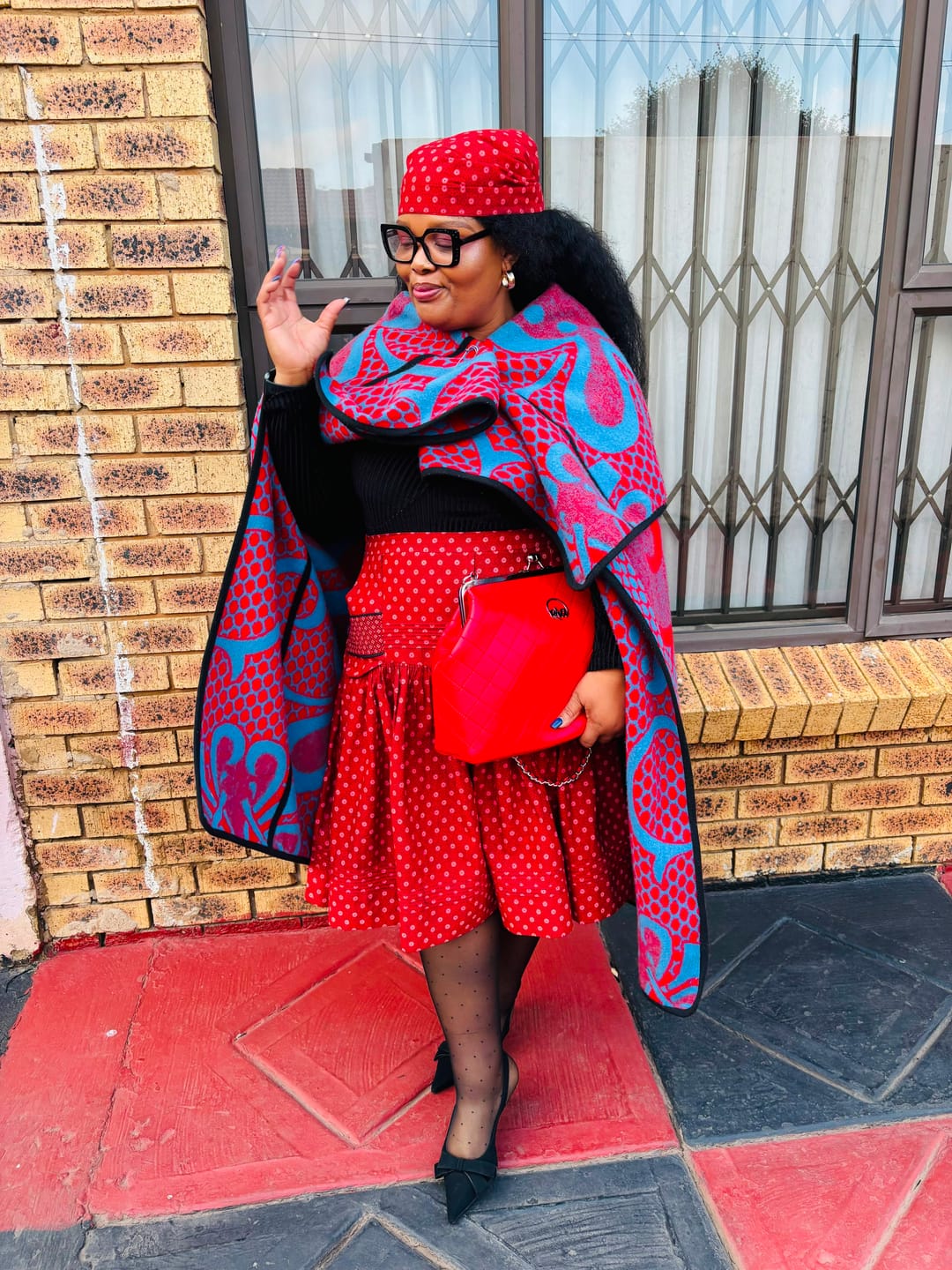 Customer photo review of ERA Oversized Kisslock Chain Bag – Red