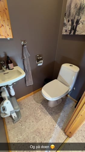 Kundes toalettrom med Uni matt soft brown kontaktplast på de mørkebrune veggene.