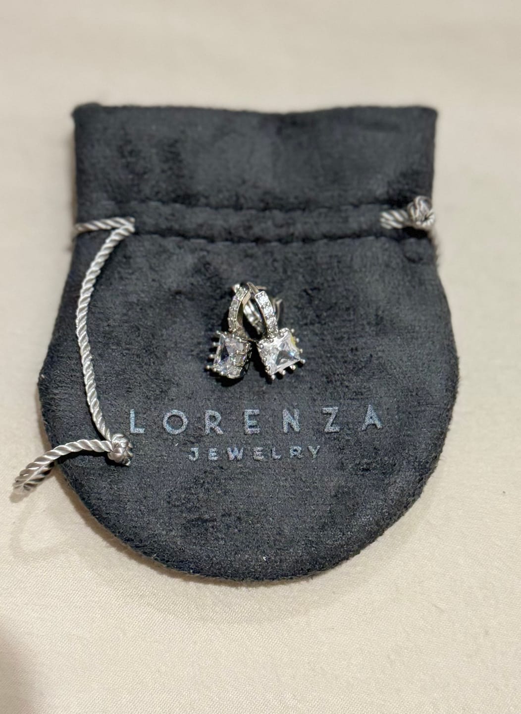 Customer photo review of Par Arracada Con Dije Cuadrado Zirconias