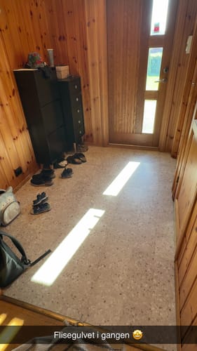 Anmelderens Sahara beige selvklebende fliser lagt som et lyst gulv i en gang.