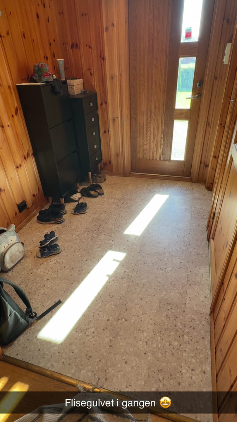 Customer photo review of 8-pk Sahara beige selvklebende fliser