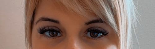 Rezensentin zeigt in einer Nahaufnahme ihre Augen, geschmückt mit den voluminösen Eye Candy Wimpern.
