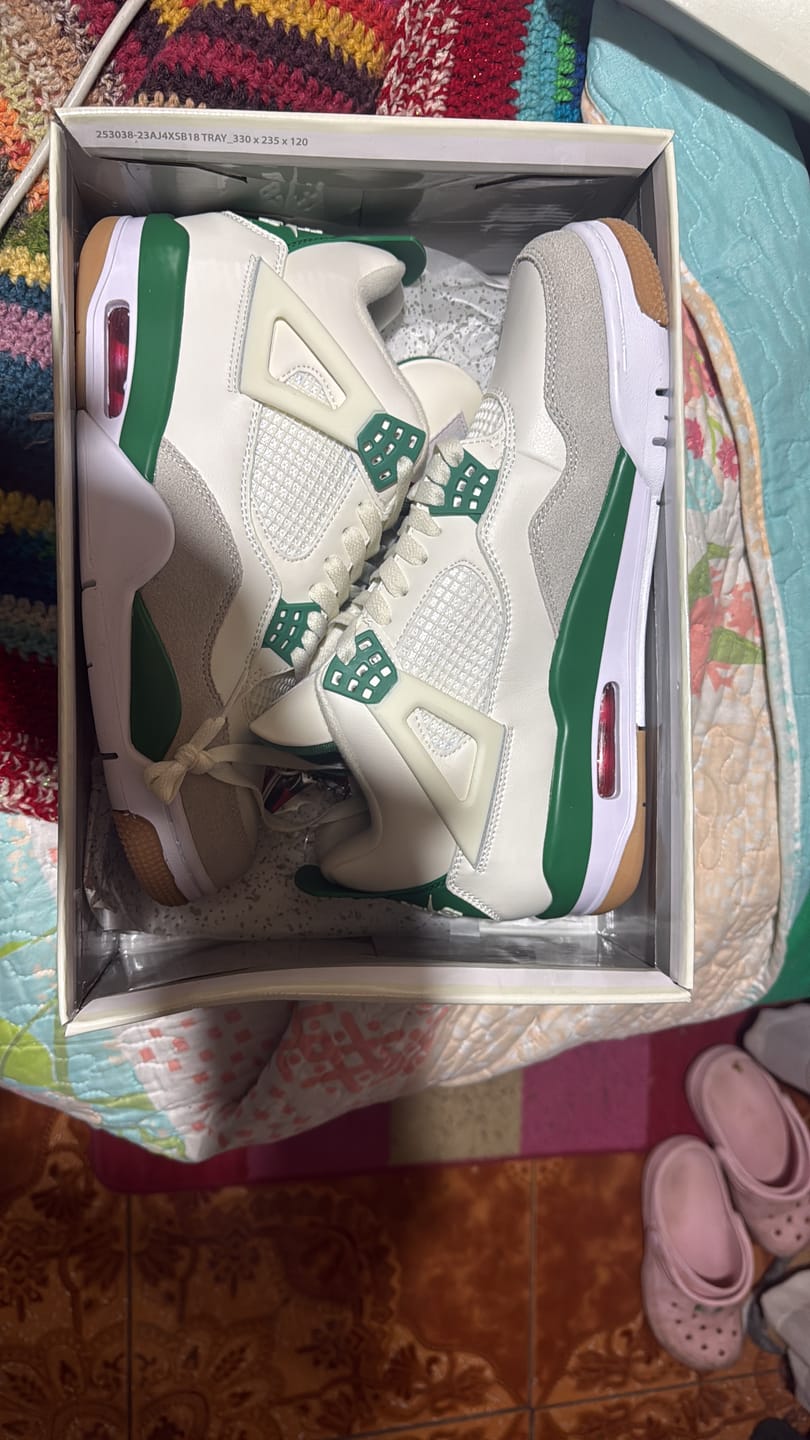 Customer photo review of Air Jordan4 Retro SB Pine Green