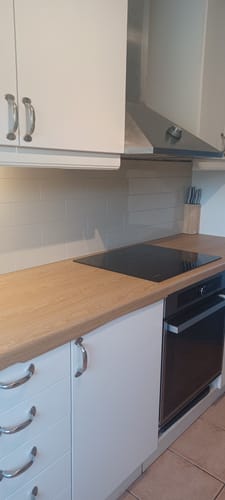 Anmelders kjøkken med Hailey beige selvklebende veggfliser montert på veggen bak platetoppen.