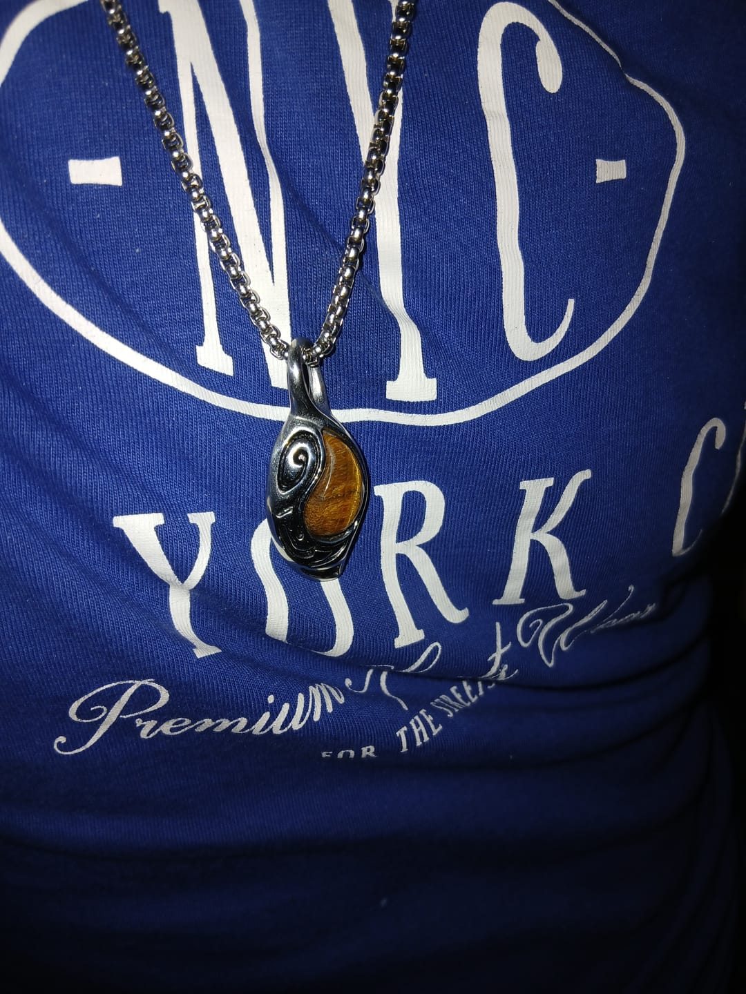 Customer photo review of Pendentif "Bouclier Tribal" en Oeil de Tigre