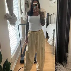 Customer photo review of DWNLY Linen Pants