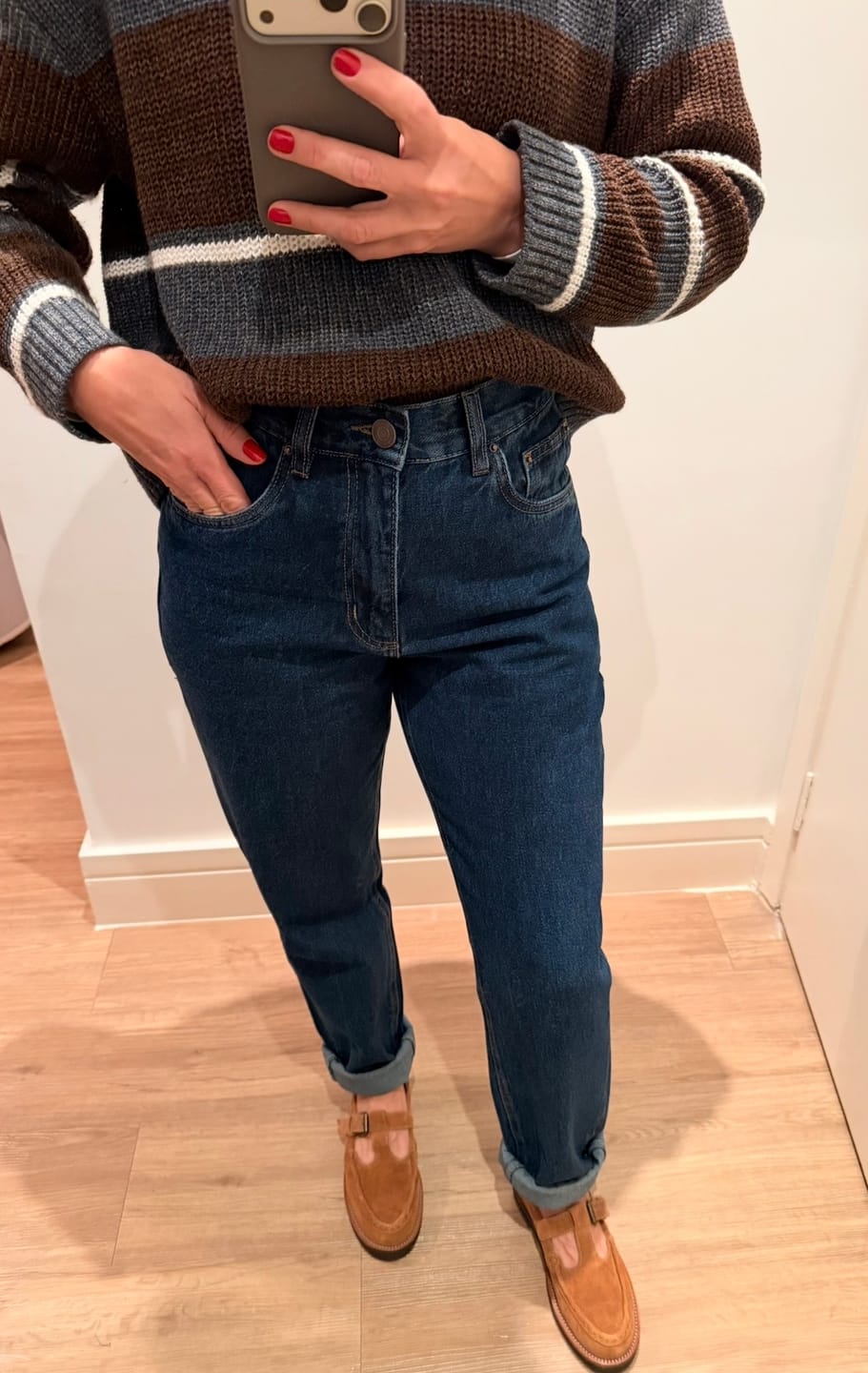 Customer photo review of Calça Jeans Mom Jequitibá Azul Escuro