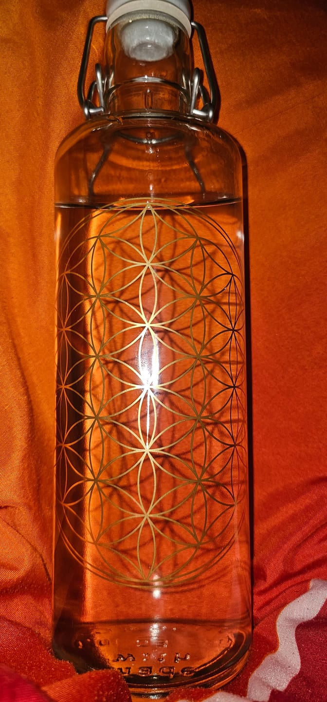 Customer photo review of SOULBOTTLES Trinkflasche (1L) FLOWER OF LIFE (Gold)