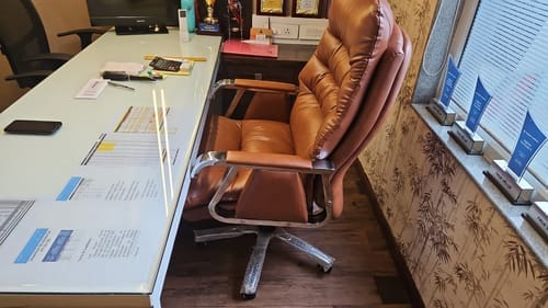 Customer photo review of Ettorez Fortuna High-Back Executive Leatherette Boss Chair