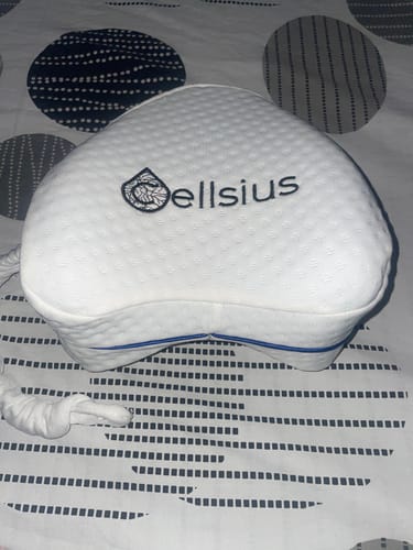La housse de rechange blanche du client pour le coussin genoux Cellsius sur un lit.
