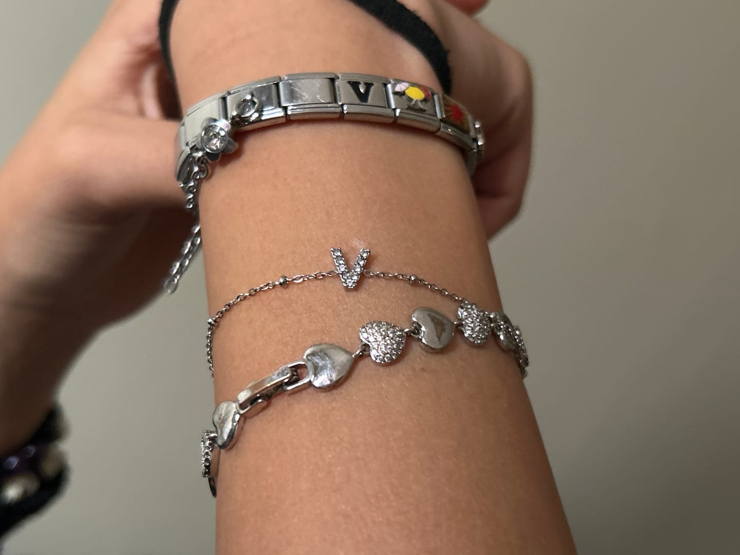Customer photo review of Pulsera Plateada Bolitas Inicial Con Zirconias