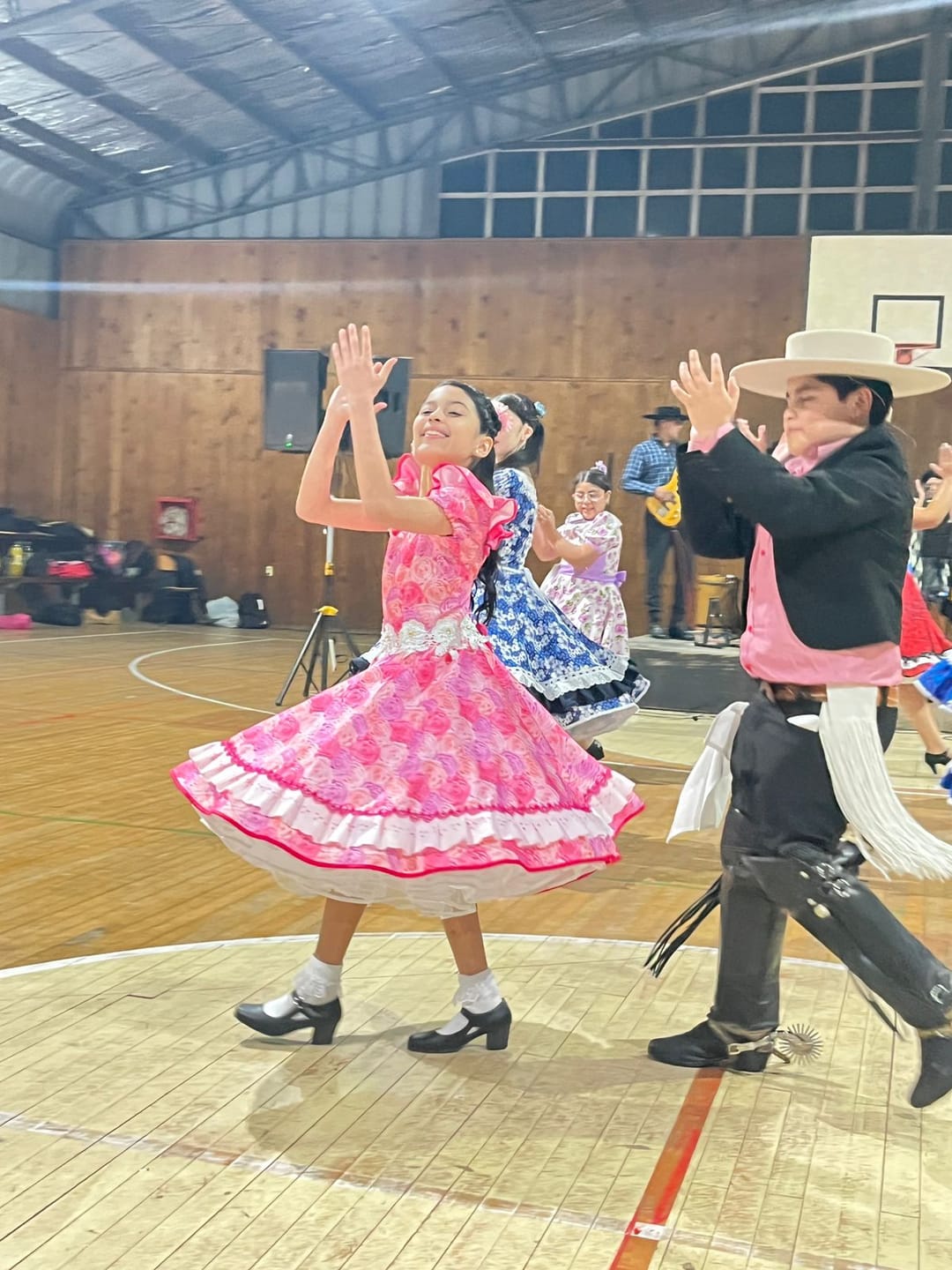 Customer photo review of Vestido De China Huasa Mariposa Rosado