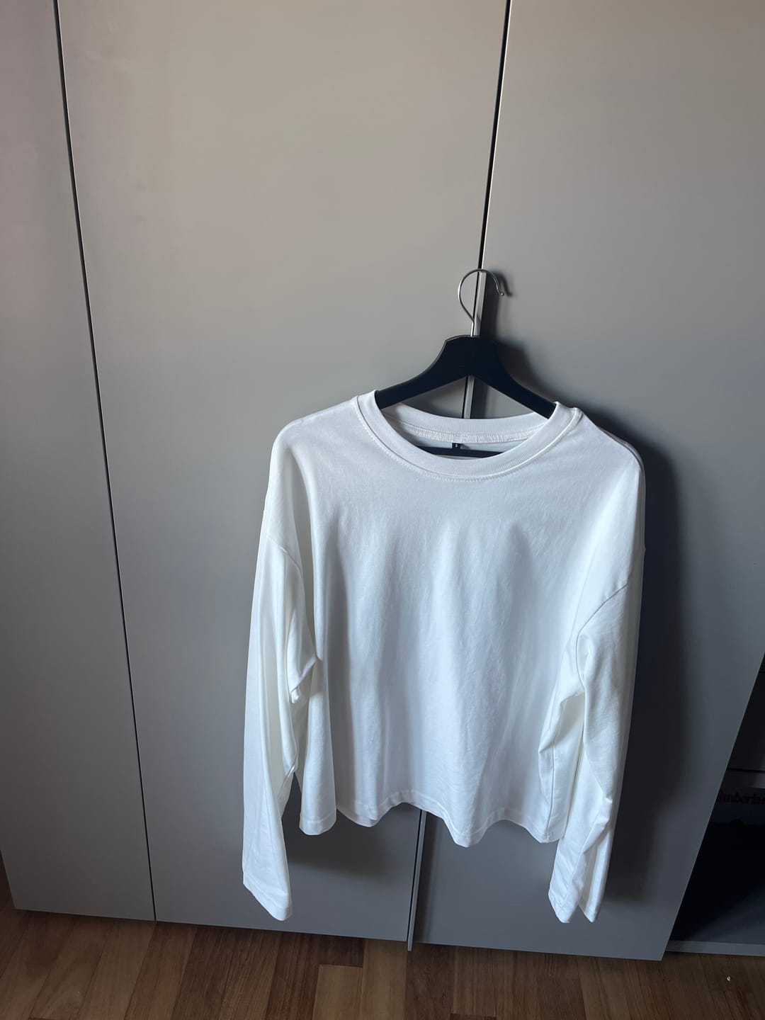 Customer photo review of Longsleeve Cropped Blanks 220GSM Off White
