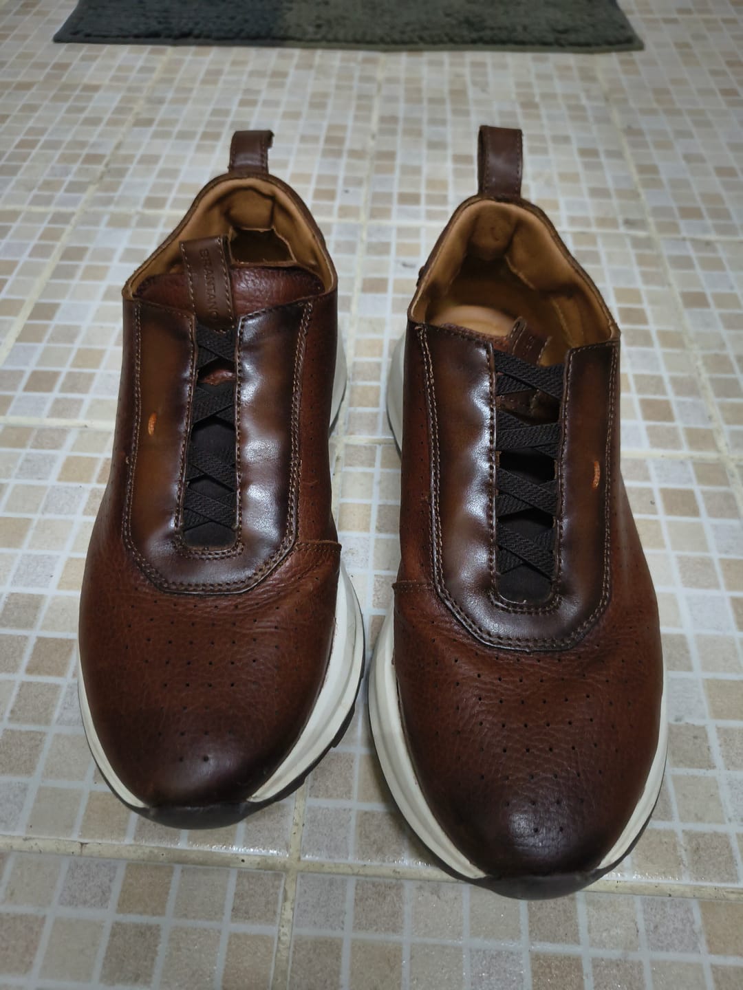 Customer photo review of SNEAKER SUELA ULTRA LIGERA AGUJETAS ELÁSTICAS PIEL CAFÉ