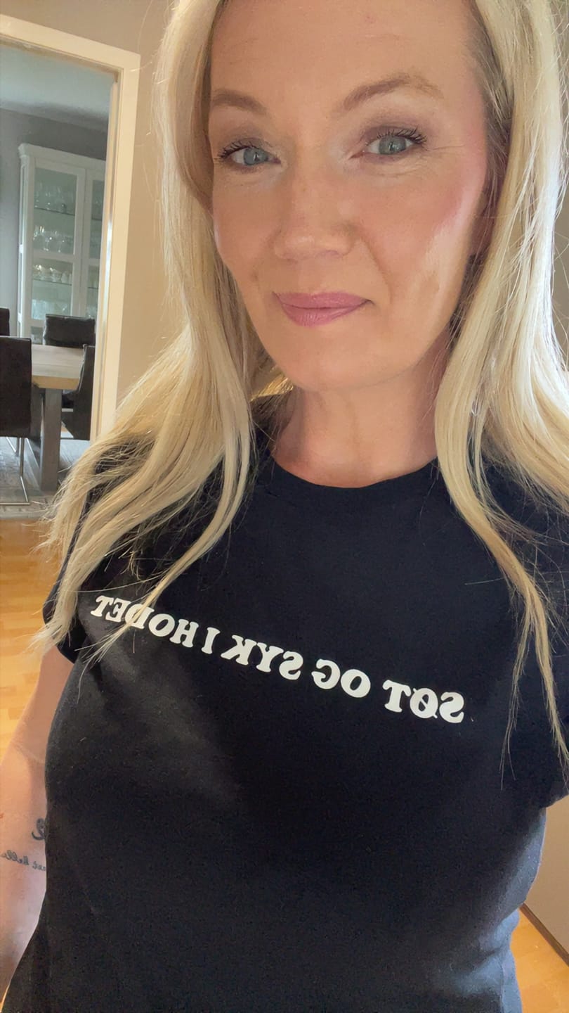 Customer photo review of SØT OG SYK I HODET - DAME T-SKJORTE