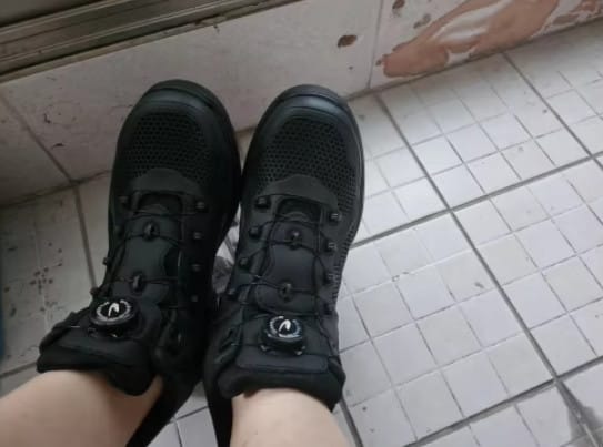 Customer photo review of Chaussures de Sécurité Hautes à Bouton Rotatif