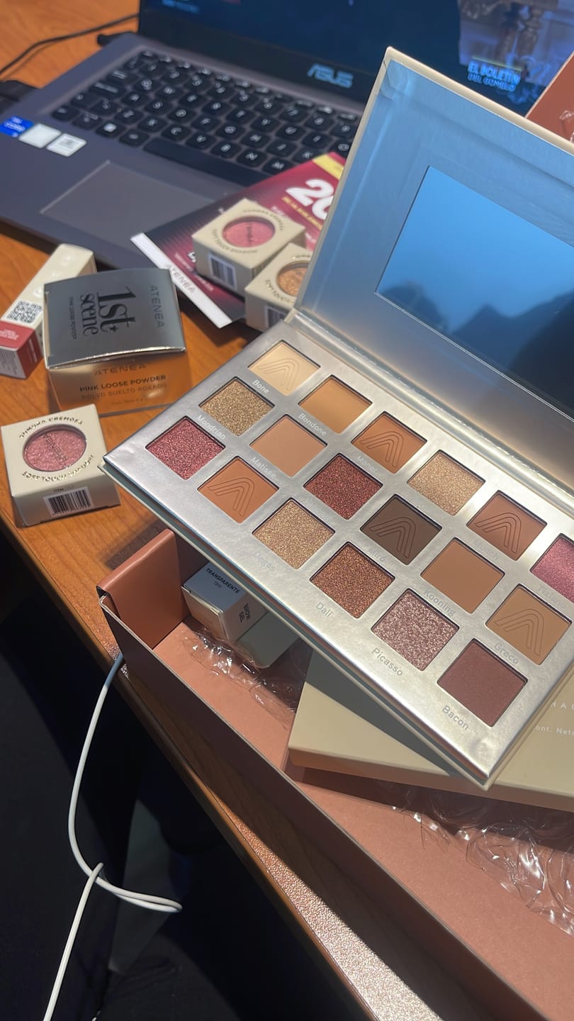 Customer photo review of PALETA DE SOMBRAS 18 TONOS ART DECO