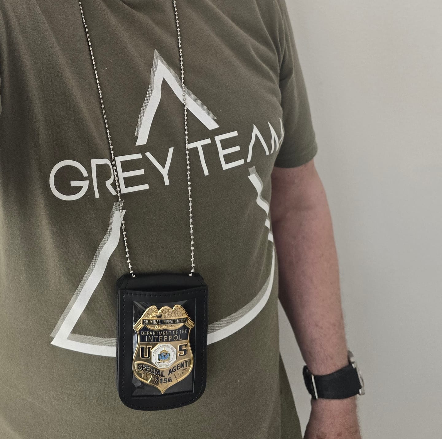 Customer photo review of US DEPARTMENT OF INTERPOL Criminal Investigation Special Agent Badge Replica Movie Props No.7156