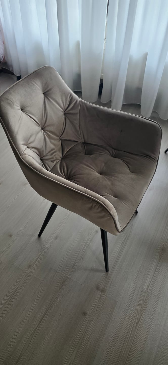 Customer photo review of Scaun de sufragerie tapitat MANGO, bej/negru, stofa catifelata/metal, 57x45x83 cm