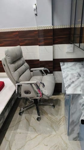 Customer photo review of Ettorez Fortuna High-Back Executive Leatherette Boss Chair