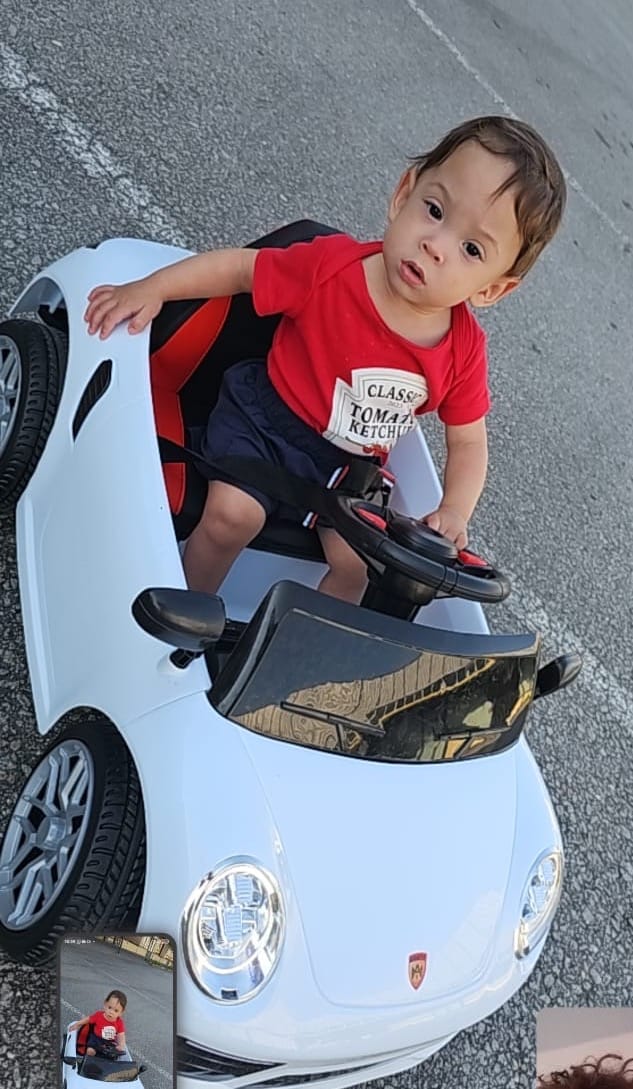 Customer photo review of Carro Elétrico para Criança FUNDRIVE 12v Branco c/ RODAS DE BORRACHA & ASSENTO EM PELE