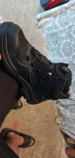 Customer photo review of Chaussures de Sécurité Hautes à Bouton Rotatif