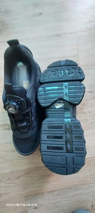 Customer photo review of Chaussures de Sécurité avec Lacet à Bouton Rotatif