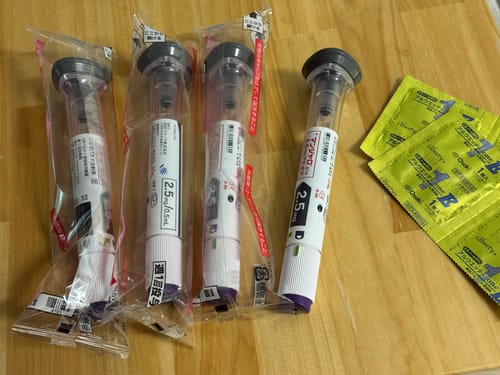購入者がテーブルの上に置いたマンジャロ2.5mgの注射ペン4本。