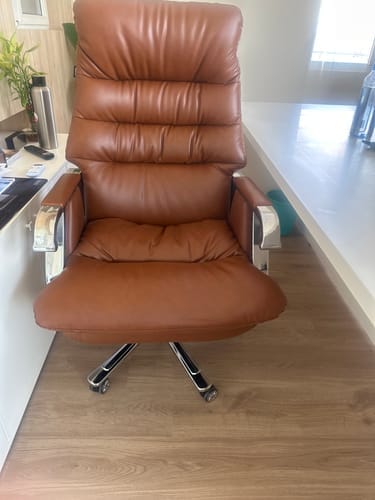Customer photo review of Ettorez Fortuna High-Back Executive Leatherette Boss Chair