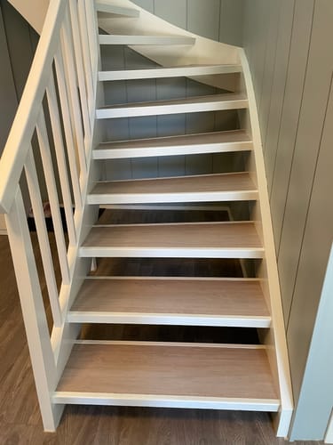 Kundens trapp etter renovering med lys Santana Eik Kalk kontaktplast på trinnene.