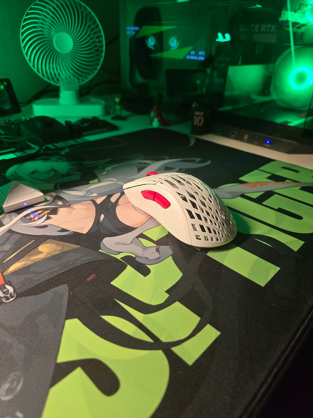 Customer photo review of Pwnage StormBreaker Max Karbon Fiber Wireless Mouse