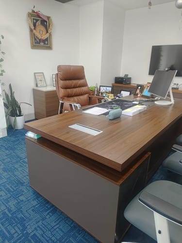 Customer photo review of Ettorez Fortuna High-Back Executive Leatherette Boss Chair