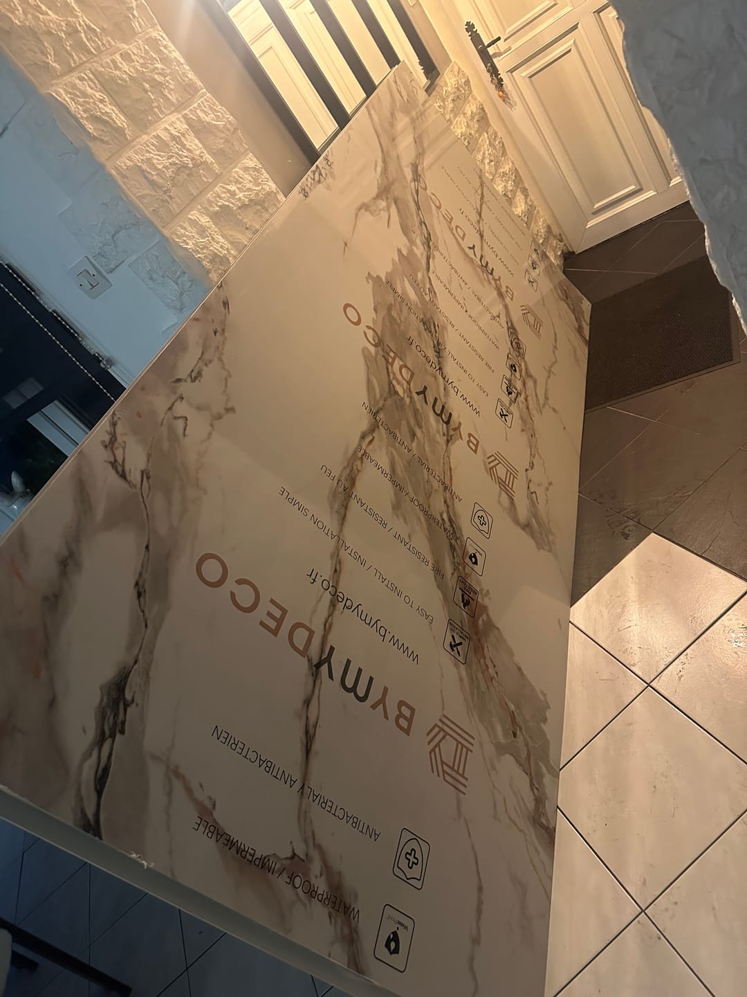 Customer photo review of Panneau Mural PVC Effet Marbre Blanc Marron - 260 x 120 CM