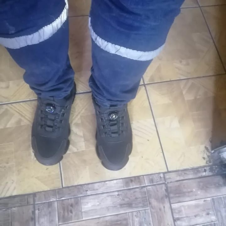 Customer photo review of Chaussures de Sécurité avec Lacet à Bouton Rotatif