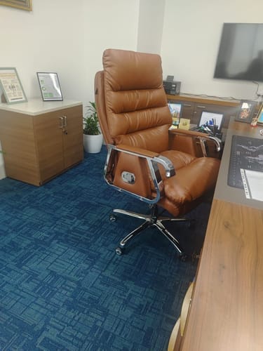Customer photo review of Ettorez Fortuna High-Back Executive Leatherette Boss Chair