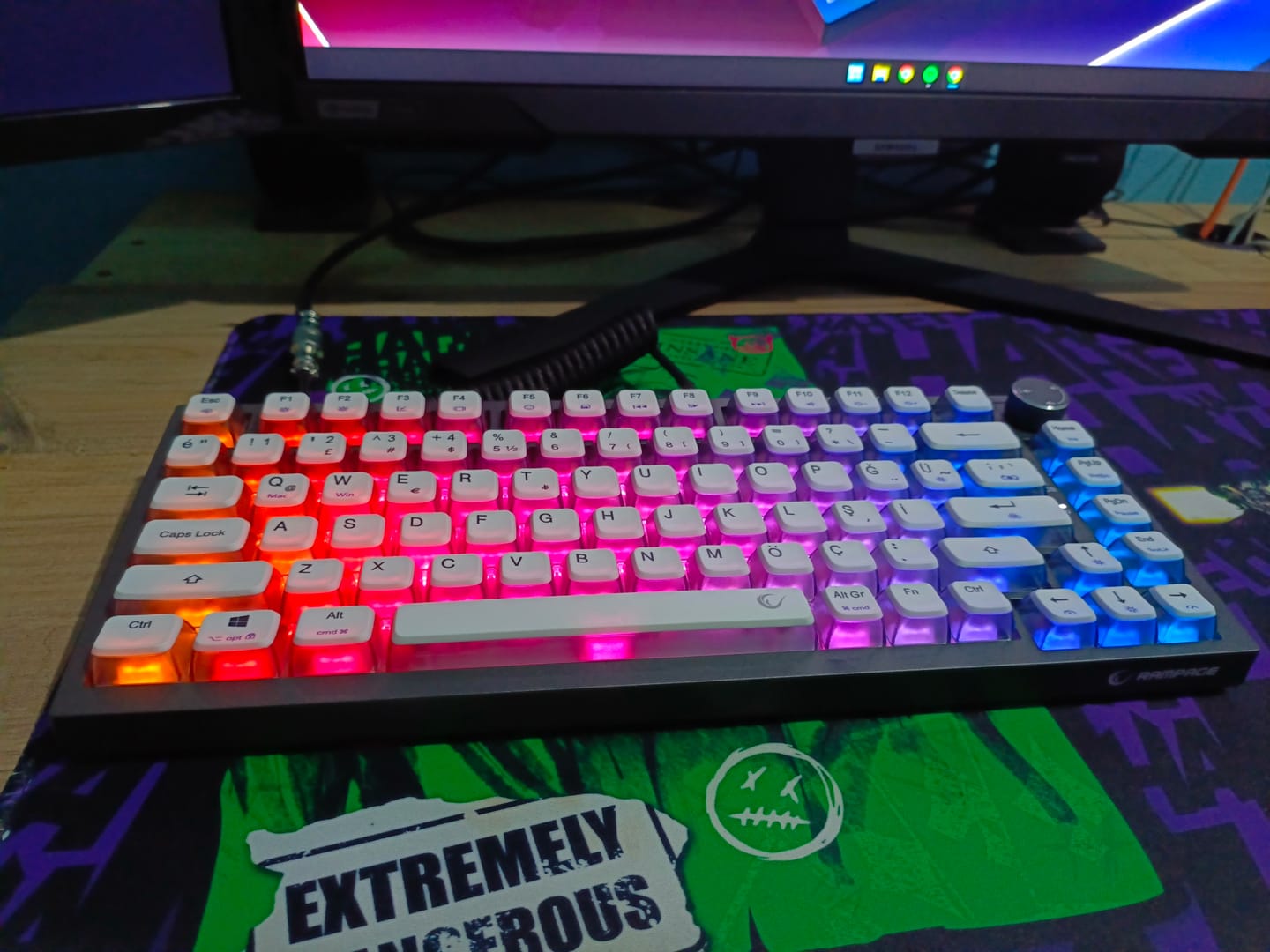 Customer photo review of V2 8000 Hz Gateron Manyetik Anahtarlı RGB Gasket Oyuncu Klavyesi - Siyah