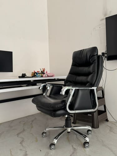 Customer photo review of Ettorez Fortuna High-Back Executive Leatherette Boss Chair