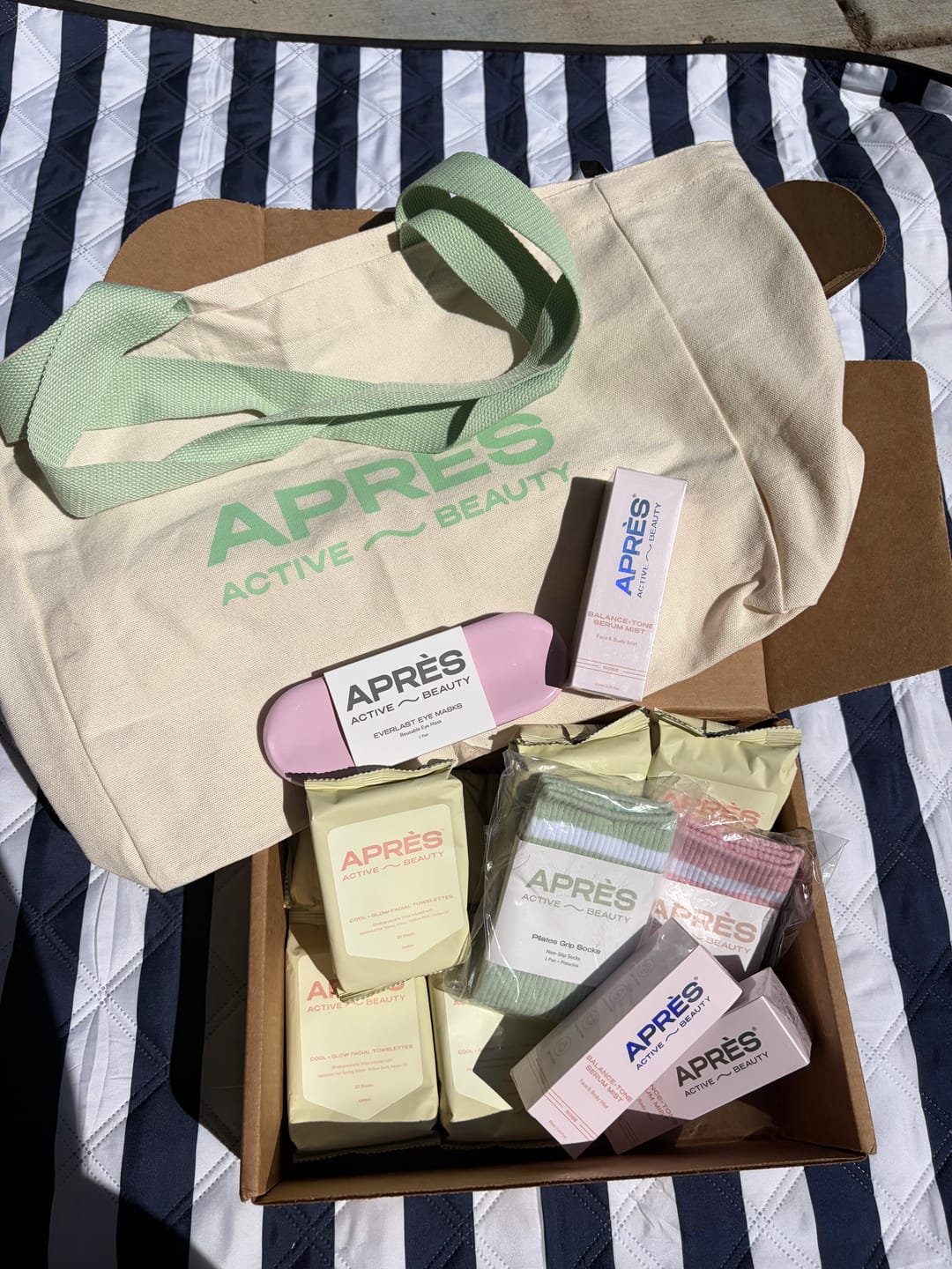 Customer photo review of Après Tote Bag