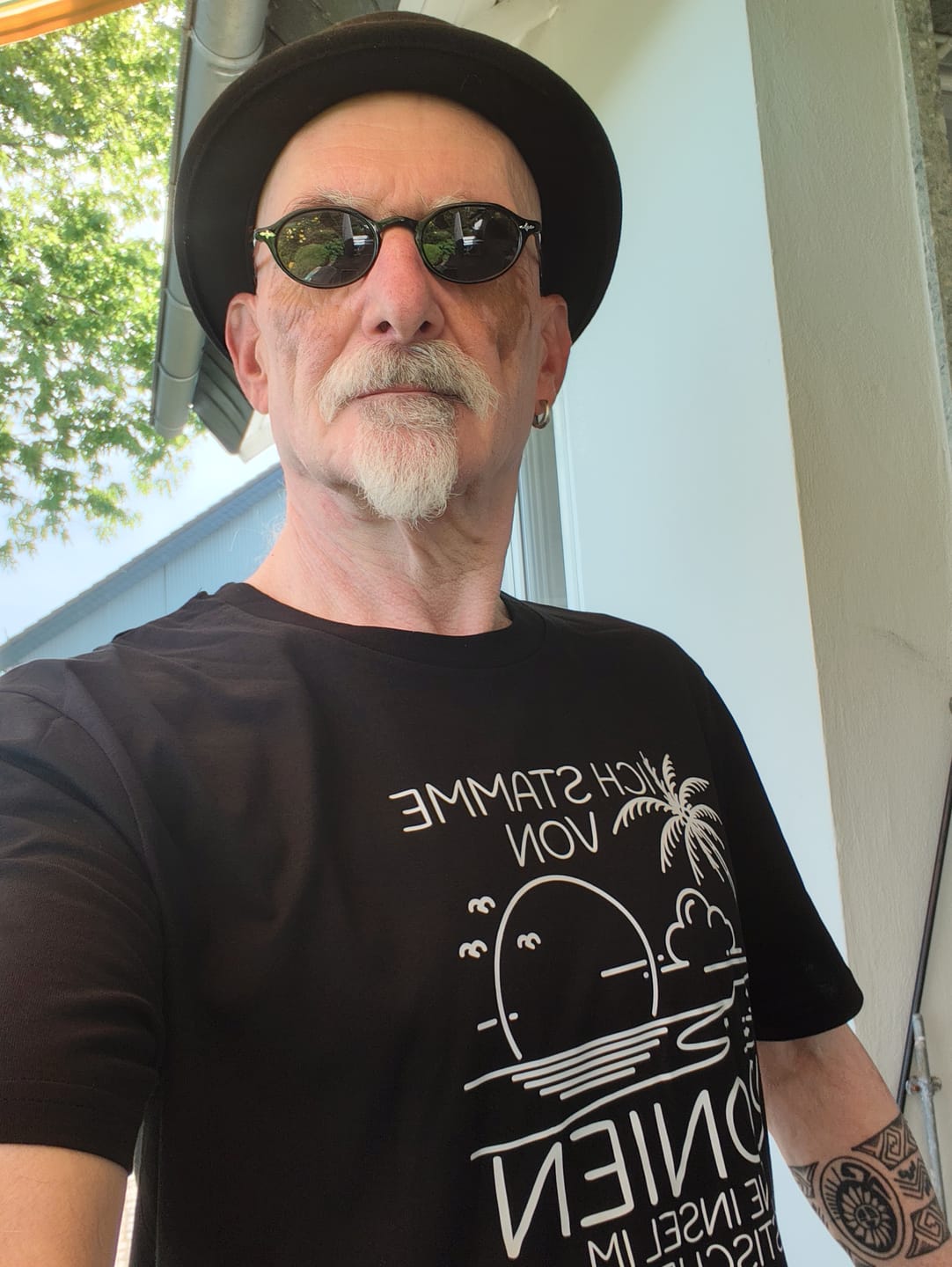 Customer photo review of Ich stamme von Ironien Sarkastischen Meer · Herren Premium Bio T-Shirt