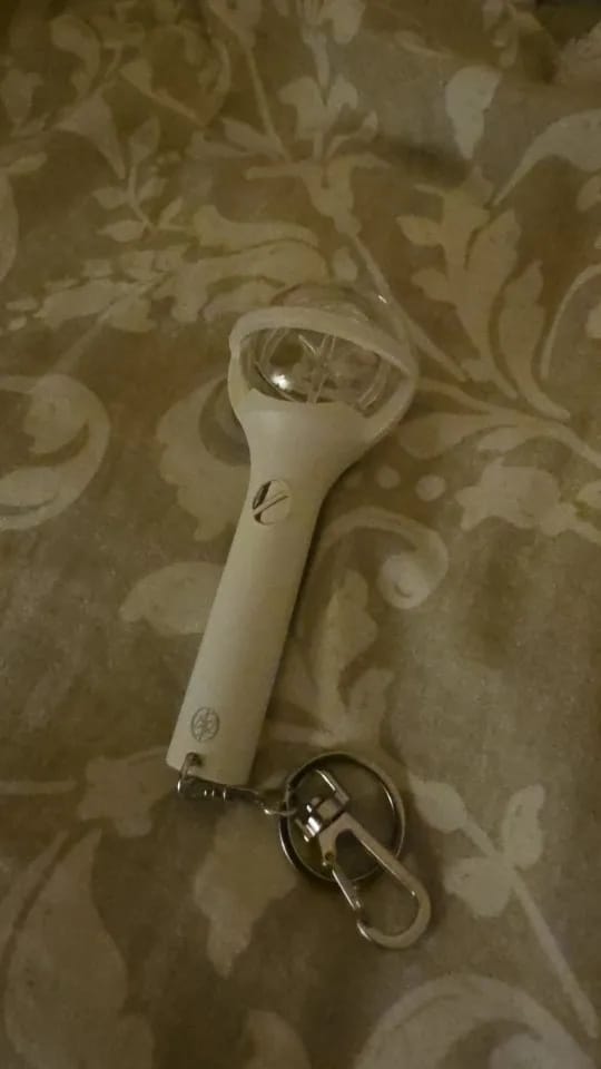 Customer photo review of KATSEYE Mini Lightstick Keyring