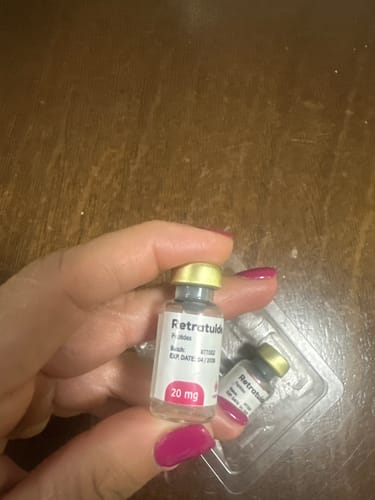 Cliente sosteniendo un frasco de Aesthetic RX20, con otro visible en su empaque original.