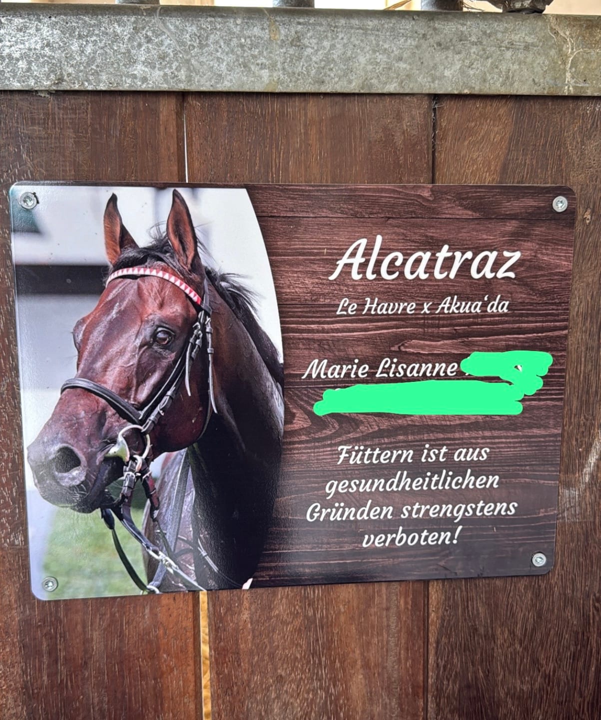 Customer photo review of Pferde Boxenschild mit Foto & Wunschtext (UV- und wetterfest)